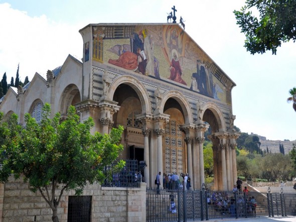 La Iglesia de las Naciones, también conocida como Iglesia de la Agonía o como la Basílica de la Agonía, es un templo Católico situado en el Monte de los Olivos en Jerusalén, cerca de los jardines de Getsemaní. Rodea la porción de roca donde se dice que Jesús oró antes de la noche de su arresto. Fue diseñada por el arquitecto Antonio Barluzzi. La capilla fue edificada de 1919 a 1924 mediante fondos de muy diferentes naciones (de ahí su apelativo de las naciones). Los símbolos de cada país fueron incorporados a las vidrieras del techo, cada uno en una nicho separado. El frontal de la iglesia es una fachada de estilo neobizantino, con una serie de pilares. Como remate, un mosaico mostrando simbólicamente a Jesucristo como enlace entre Dios y la humanidad. El techo en forma de burbujas, los pilares anchos y el mosaico refuerzan la apariencia arquitectónica bizantina de la iglesia. La iglesia actual descansa sobre los cimientos de dos templos anteriores, una basílica bizantina del siglo IV, destruida por un terremoto en el año 746 y una capilla cruzada del siglo XII, abandonada en 1345. La iglesia es regida actualmente por Franciscanos, mientras que un altar en el jardín es usado por la comunidad anglicana el Miércoles Santo.  