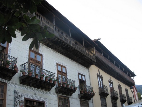 LA CASA DE LOS BALCONES 