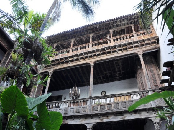 LA CASA DE LOS BALCONES 